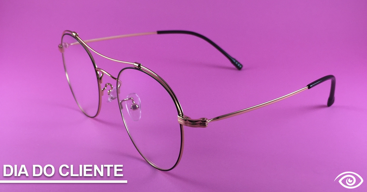 óculos no fundo rosa, com a legenda dia do cliente